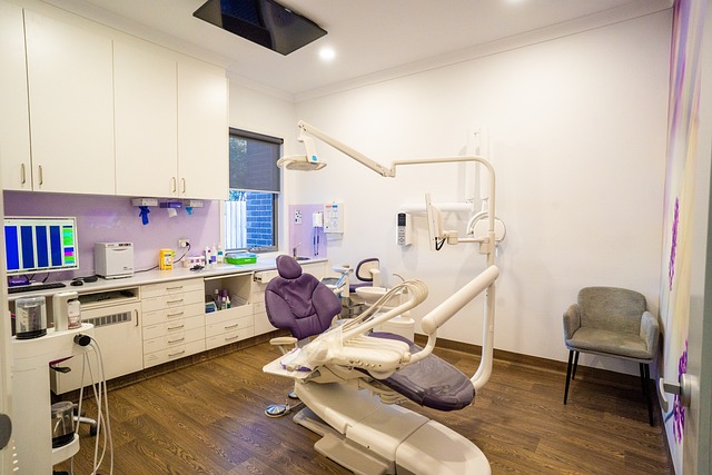 Operacyjne odsłonięcie zęba – co to jest i kiedy się je wykonuje?